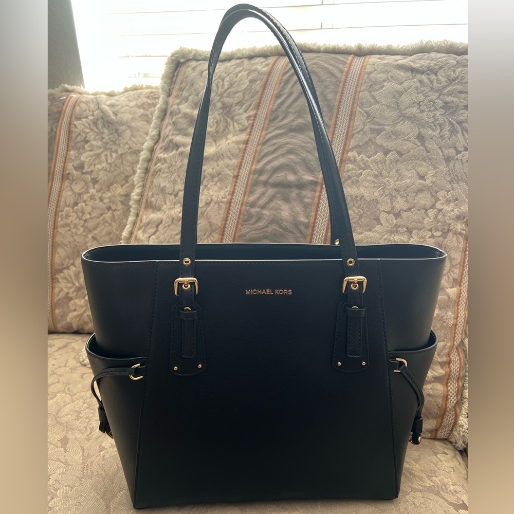 NWOT Michael Kors Voyager Black Tote with Textured Leather and Gold Accents